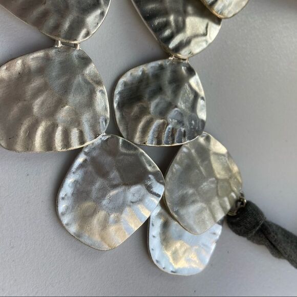 Hammered silver tone metal and fabric tie necklace - Picture 10 of 13